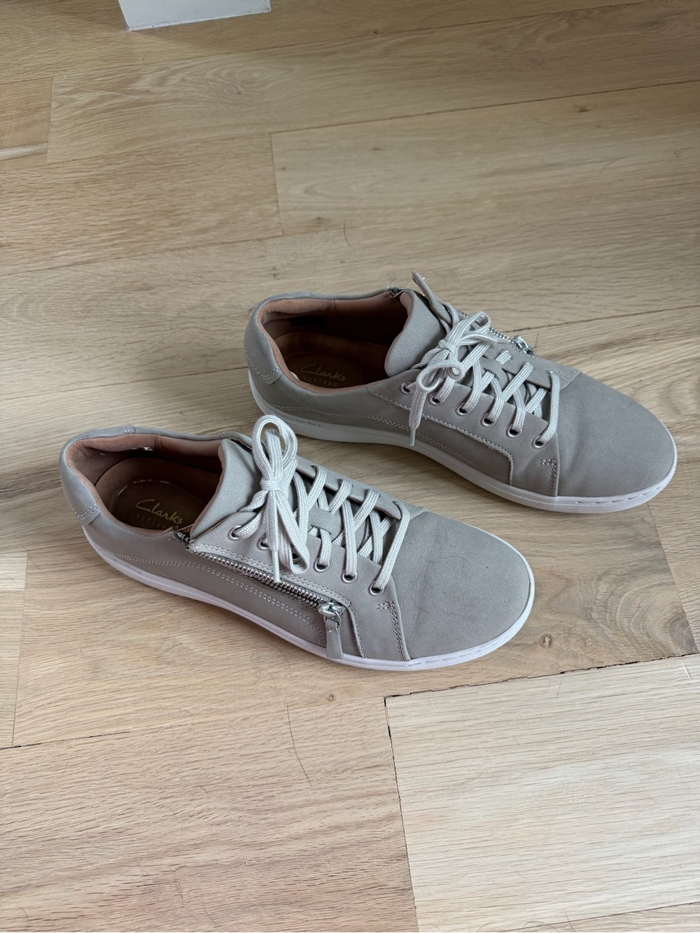 Clarks Women’s Gray/Stone Casual Sneakers